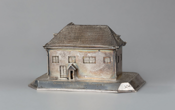 Шкатулка в виде модели дома императора Петра I в Ревеле