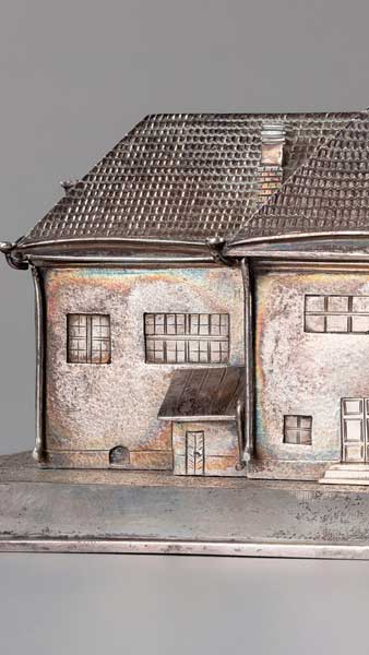 Видео Шкатулка в виде модели дома императора Петра I в Ревеле