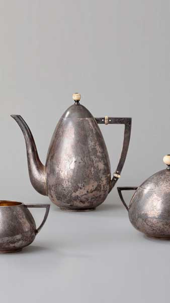 Видео Сервировочный набор из трёх предметов (чайник, сахарница, сливочник)