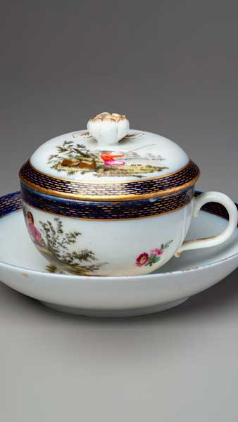 Видео Подарочная чашка с крышкой и блюдцем