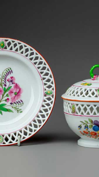 Видео Миска с крышкой и десертная тарелка