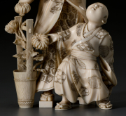 Окимоно "Мужчина и мальчик с хризантемами"